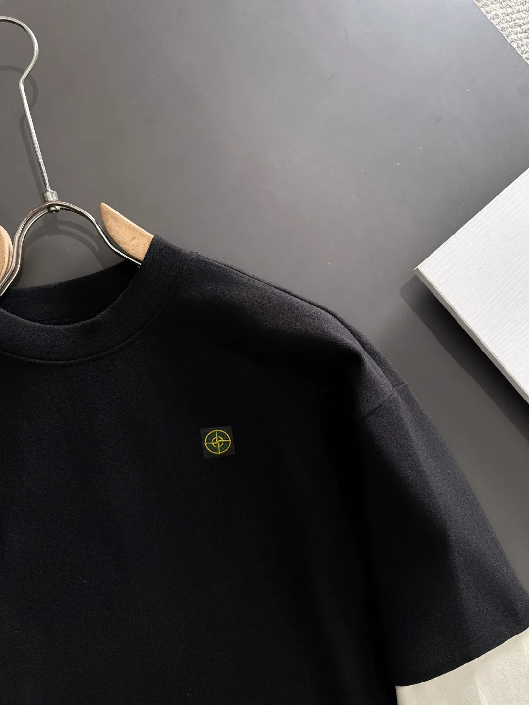 Next day shipment P360 Stone lsland/Stone Island Exclusively launches 25ss autumn and winter new products. Many stars share the same style. Craftsmanship that ordinary small workshops cannot copy. We are not afraid of any challenges in terms of materials, detail restoration and craftsmanship, just to provide you with wonderful products. Compare the top original versions at will. No expense is spared just to do better. Unique imported fabric feel. Purely imported German machine production. Precision operation. Thousands of needles density. Full set of new accessories with three standards for simultaneous customization. The upper body is versatile and fashionable. A perfect choice for autumn and winter, a must-have item. Size chart: M to XL (or state your height and weight when placing an order)